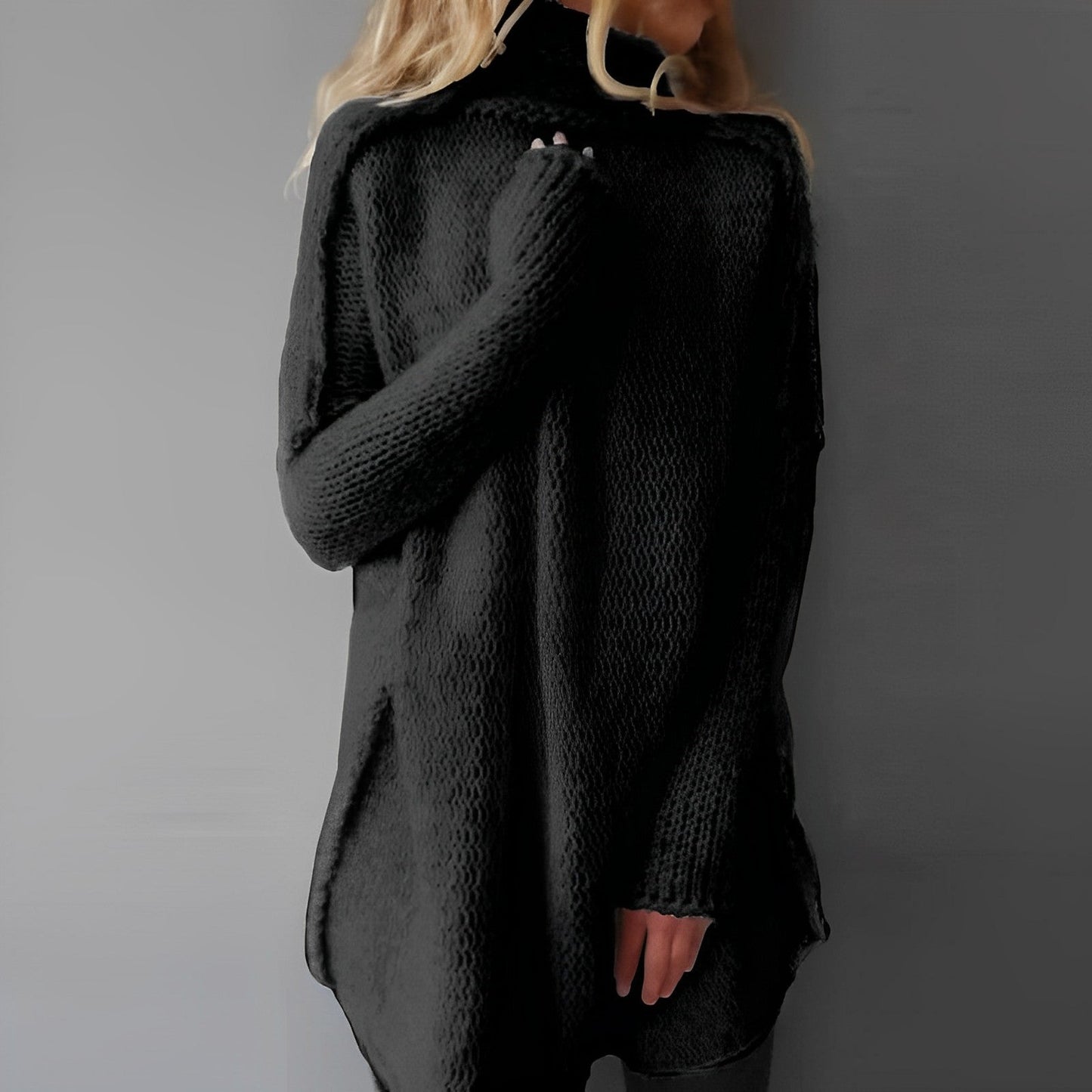 Frau in schwarzem Strickpullover mit Rollkragen, langärmelig, modisch, elegant.