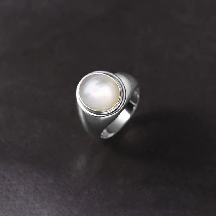 Silberring mit rundem Perlmuttstein, elegantes Design, Schmuck für Damen und Herren.