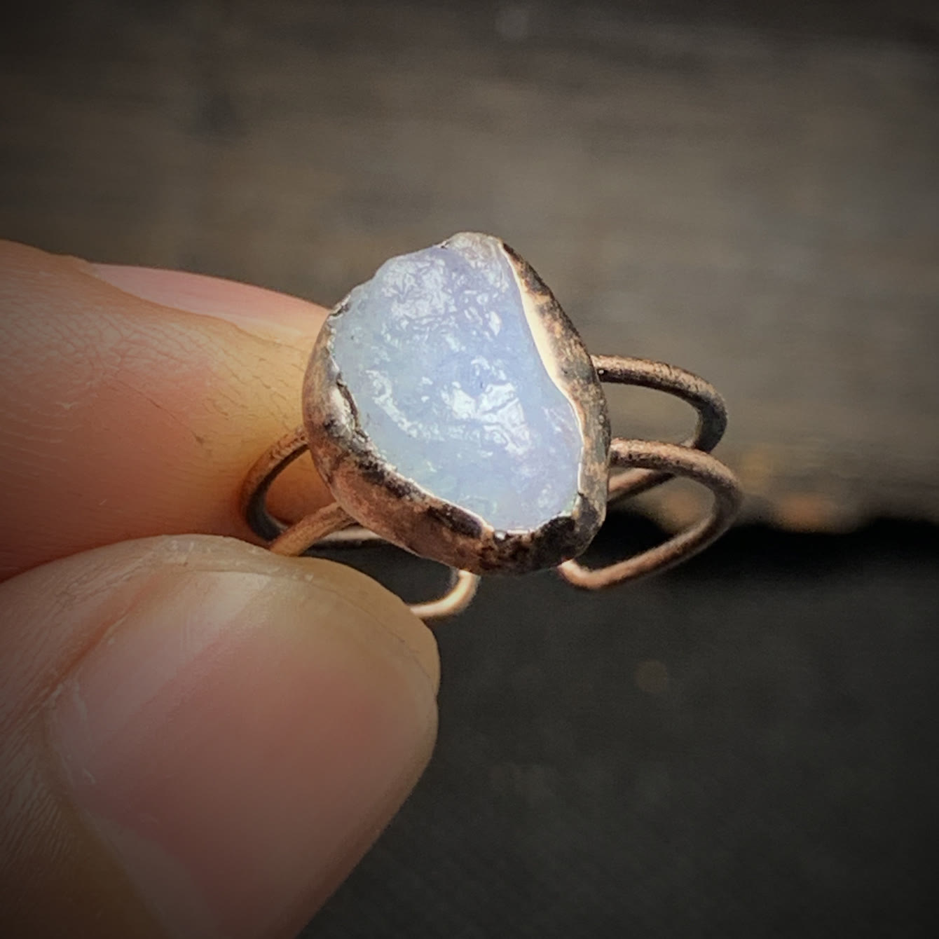 Rohstein-Ring aus Kupfer mit blauem Edelstein, handgefertigt, rustikales Design, Unikat-Schmuck.