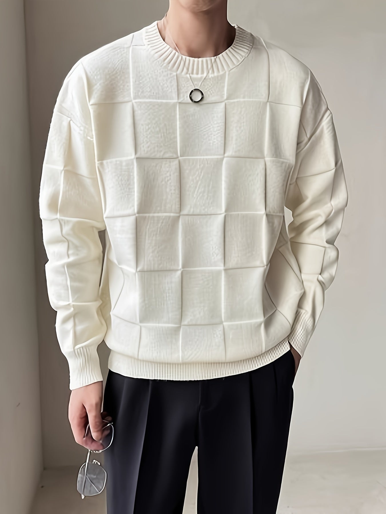 Weißer Herrenpullover mit Karomuster, Rundhalsausschnitt, modisch, elegant, Freizeitkleidung.