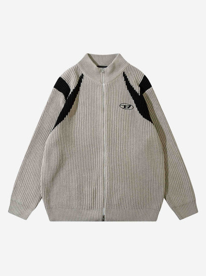 Grauer Strickpullover mit Reißverschluss, schwarzem Muster, Logo, Herrenmode, Winterbekleidung.