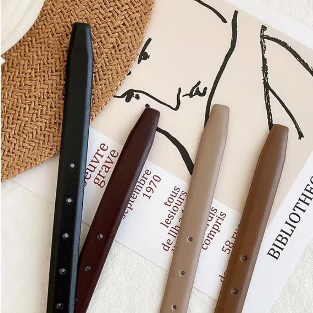 Luxus Ledergürtel in Schwarz, Braun und Beige auf Zeitschrift, stilvolles Accessoire.