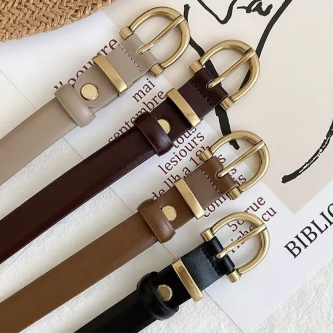 Vier Designer-Gürtel aus echtem Leder in Beige, Braun und Schwarz mit goldenen Schnallen.