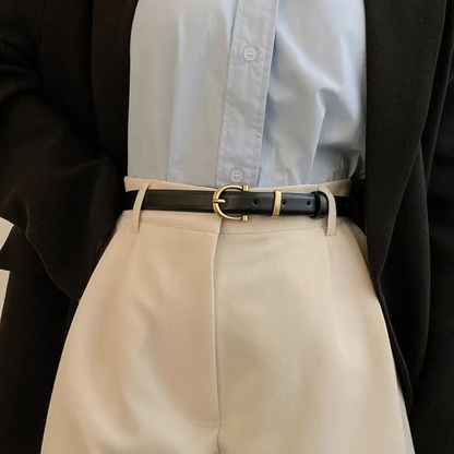 Schwarzer Ledergürtel mit goldener Schnalle, elegantes Design, Damenmode Accessoire.