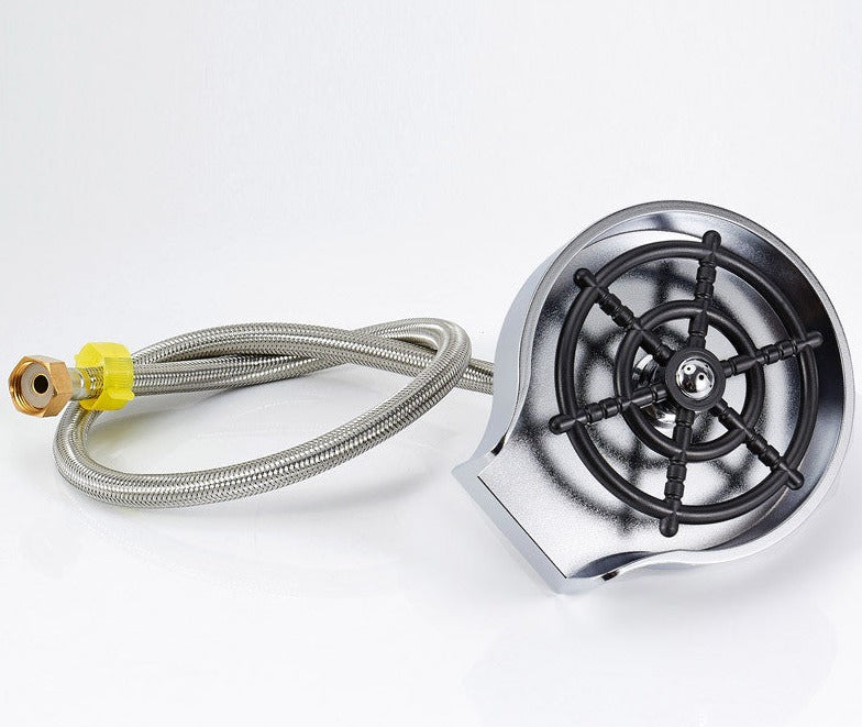 Metallischer Duschschlauch mit verchromtem Duschkopf, flexibel, langlebig, modern.