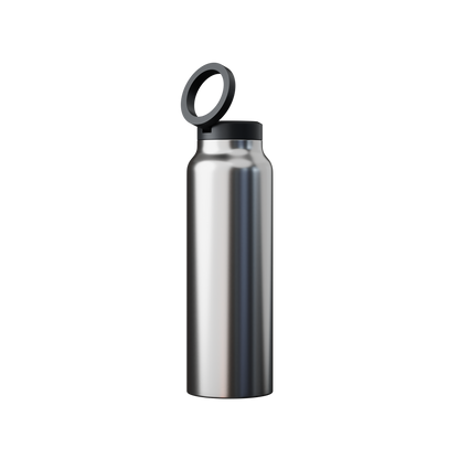 Silberne Edelstahl-Wasserflasche mit schwarzem Deckel und Tragegriff, isoliert auf schwarzem Hintergrund.