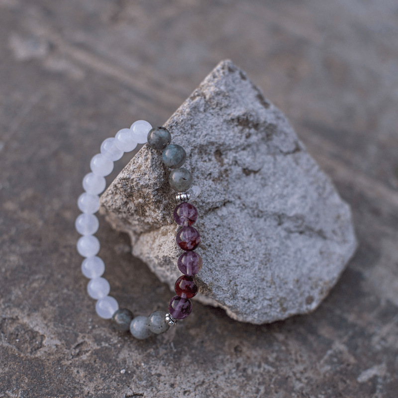 Armband aus Edelsteinen, mehrfarbig, auf Stein, Schmuck, modisch, elegant, Accessoire, Geschenk.