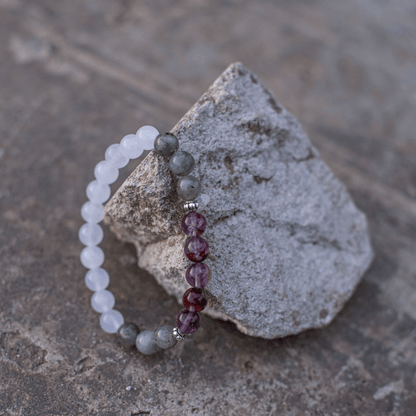 Armband aus Edelsteinen, mehrfarbig, auf Stein, Schmuck, modisch, elegant, Accessoire, Geschenk.