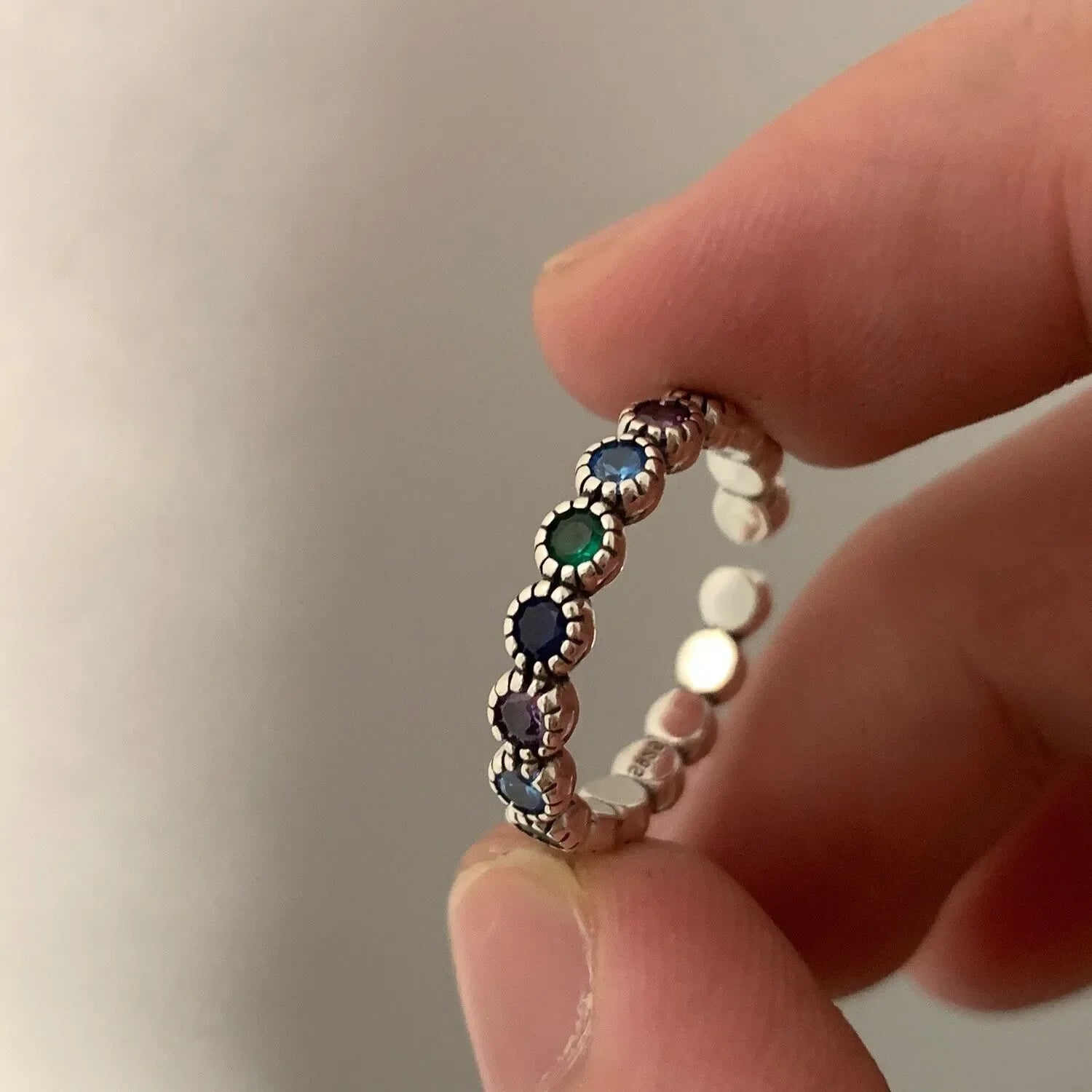 Silberring mit bunten Edelsteinen, handgehalten, Schmuckdesign, eleganter Damenring