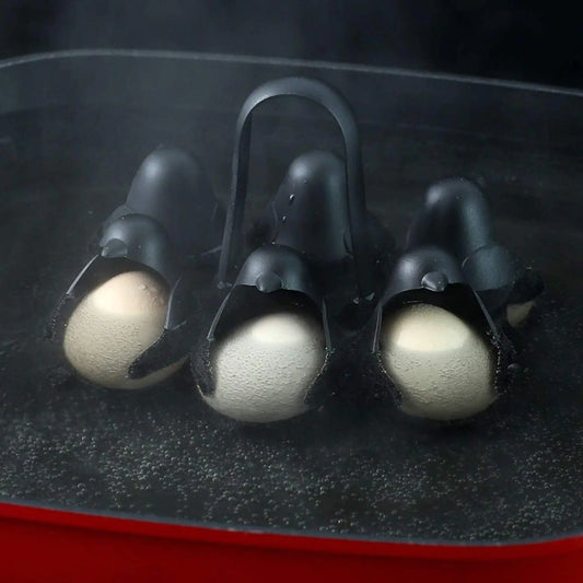 Schwarzer Eierkocher aus Silikon, vier Eier, Dampf, Kochen, Küchenzubehör, hitzebeständig.