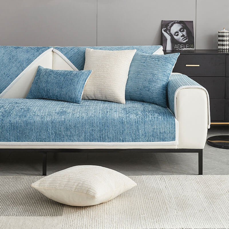 Blau-weißer Chenille Sofabezug, gestreift, kratzfest, mit Kissen, modernes Wohnzimmer.