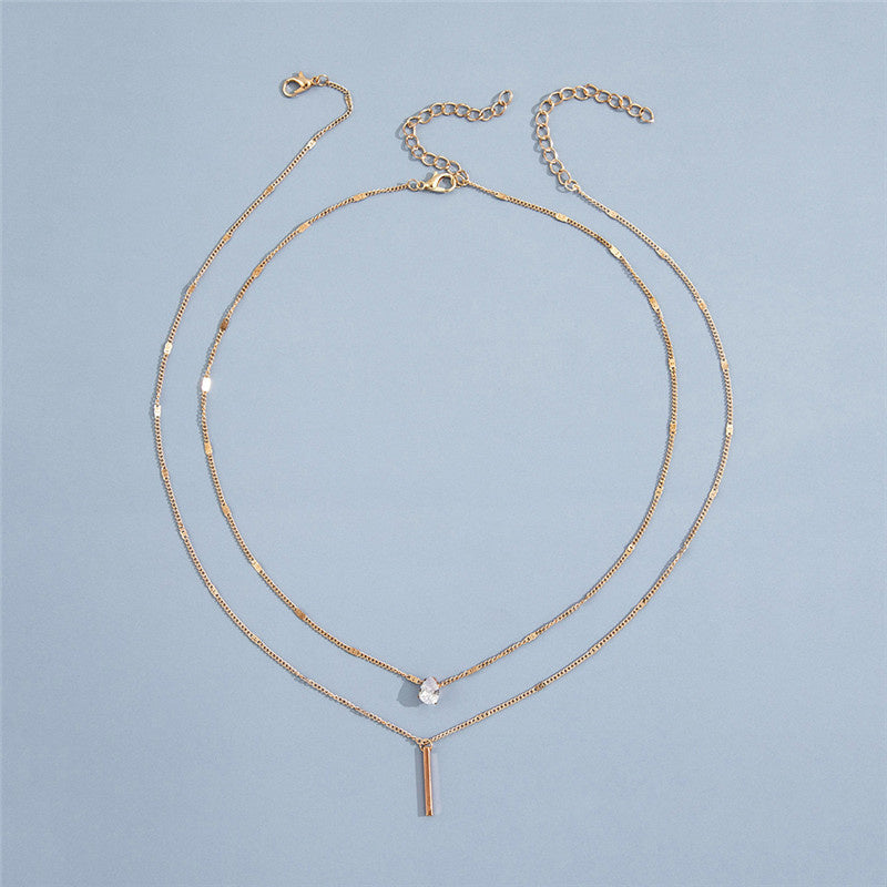 Goldene Halskette mit geometrischem Kristallanhänger, Damenmode, Vintage-Stil, Schmuck.