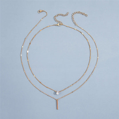Goldene Halskette mit geometrischem Kristallanhänger, Damenmode, Vintage-Stil, Schmuck.