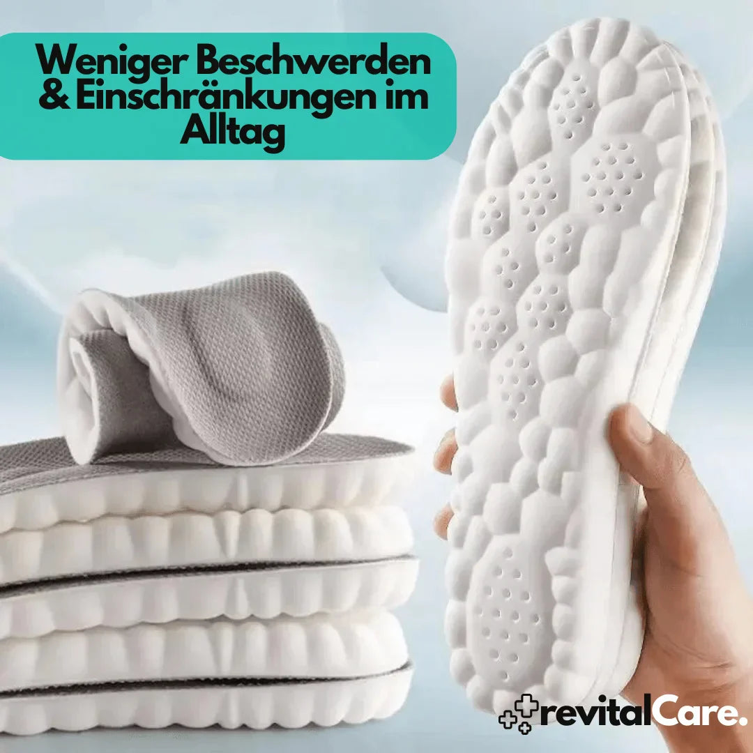 Hand hält weiße orthopädische Einlegesohle, gestapelte Einlagen im Hintergrund, Text: Weniger Beschwerden.