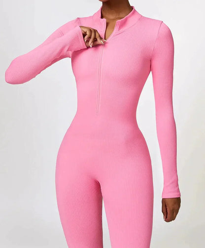 Rosa Damen-Overall mit Reißverschluss, langärmelig, figurbetont, aus Rippstrickstoff.
