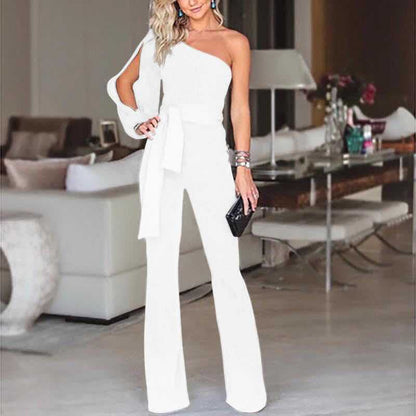 Eleganter weißer Ein-Schulter-Jumpsuit für Damen, ideal für Abendveranstaltungen.