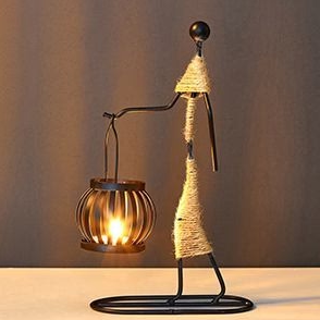 Metallfigur mit Laterne, dekorative Tischlampe, schwarz, rustikales Design, Wohnzimmerbeleuchtung.