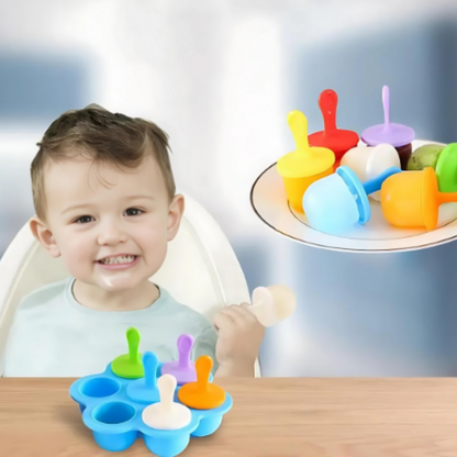 Kleinkind mit bunten Silikon-Eisformen, BPA-frei, wiederverwendbar, für selbstgemachtes Eis.