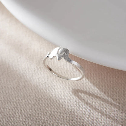 Silberner Elefantenring, minimalistisches Design, Damenring, Schmuck, Geschenkidee, Tiermotiv.
