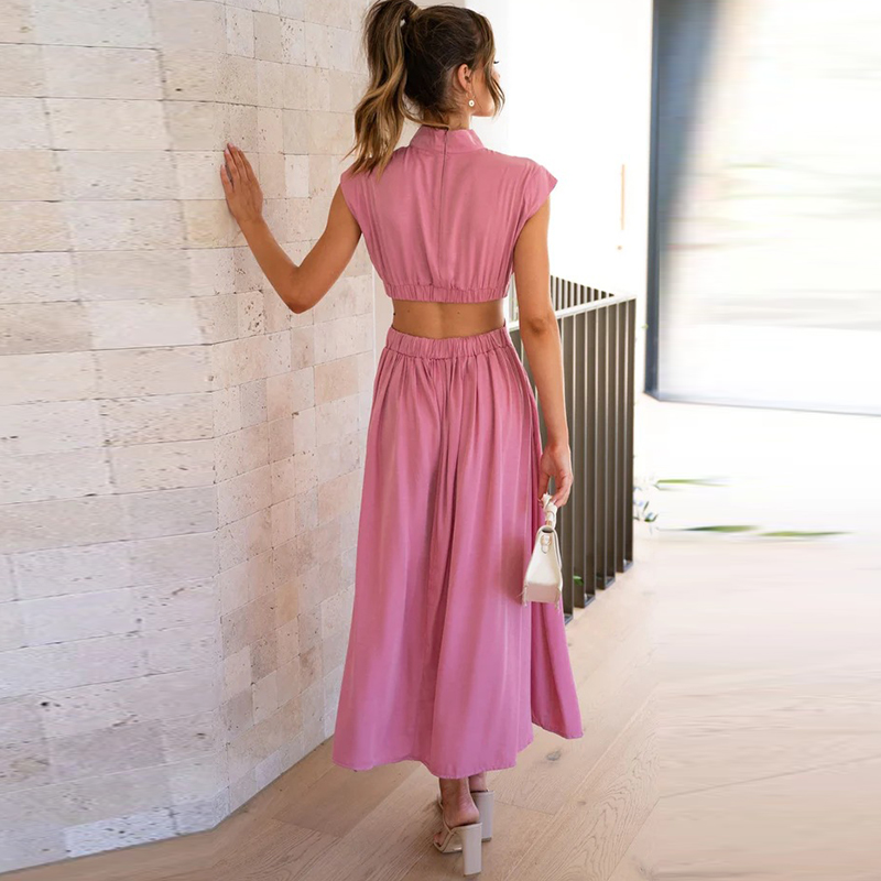 Frau in rosa ärmellosem Maxikleid, elegantes Sommerkleid, Strandmode, Rückansicht.
