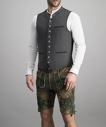 Hel figur framifrån: man i grå väst och vit skjorta med korta, mönstrade skinnbyxor med gröna broderier. 2