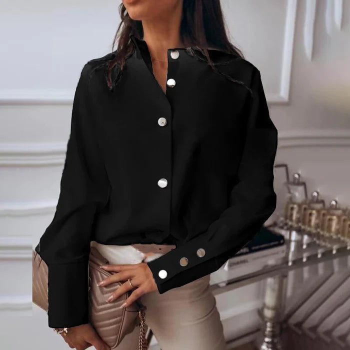 Frau in schwarzer Bluse mit Knöpfen, elegante Damenmode, stilvoll, modern, schick.