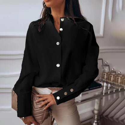 Frau in schwarzer Bluse mit Knöpfen, elegante Damenmode, stilvoll, modern, schick.