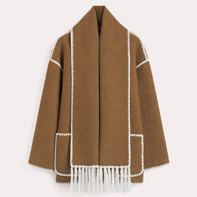 Brauner Damenmantel mit weißem Saum, Fransen, Taschen, Herbstmode, elegante Winterjacke.