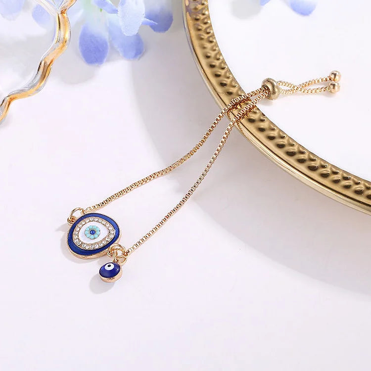 Goldenes Armband mit blauem Nazar-Amulett, verstellbar, modisches Schmuckstück, Damenaccessoire.