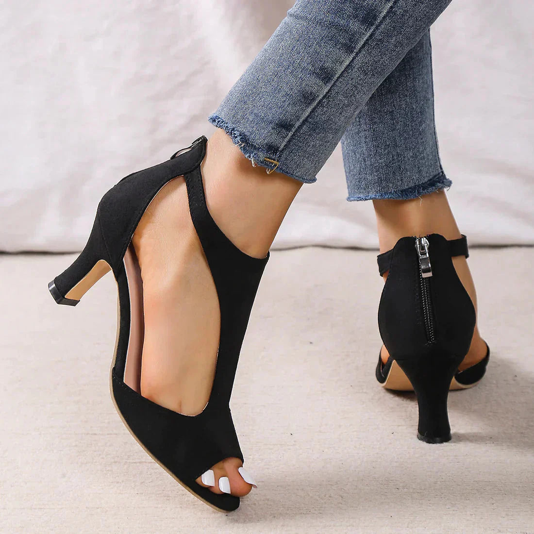 Elegante schwarze Sandalen mit Absatz, Damenmode, offenes Design, Reißverschluss hinten.