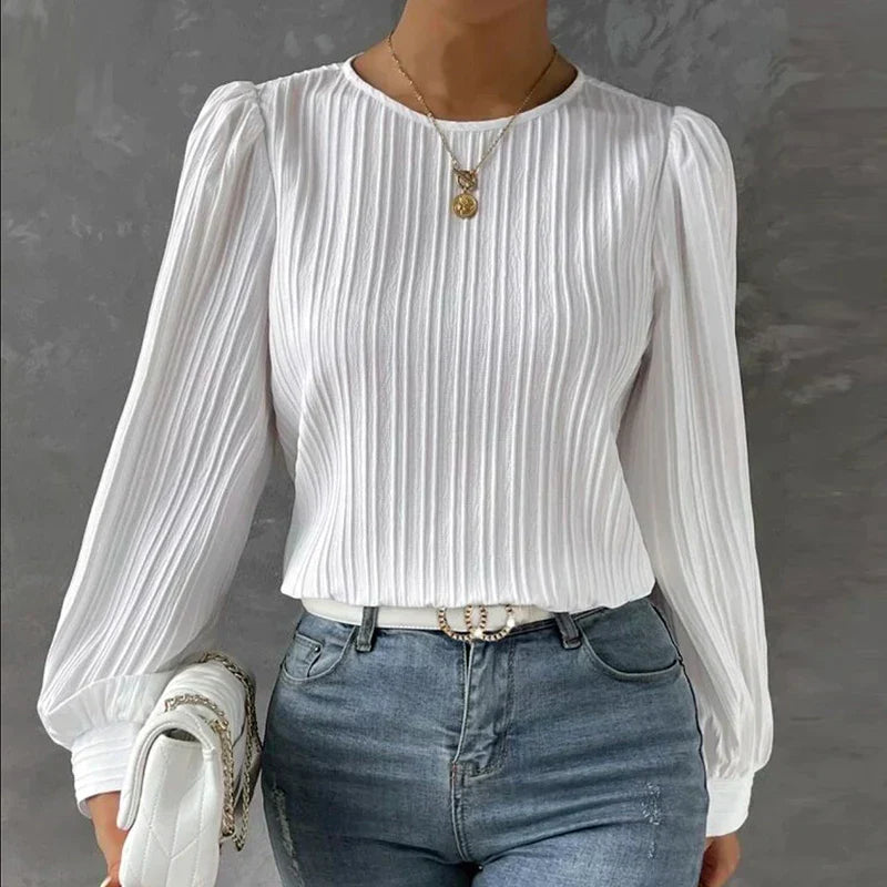 Weiße Damenbluse, langärmelig, plissiert, elegantes Design, Herbstmode, O-Ausschnitt.