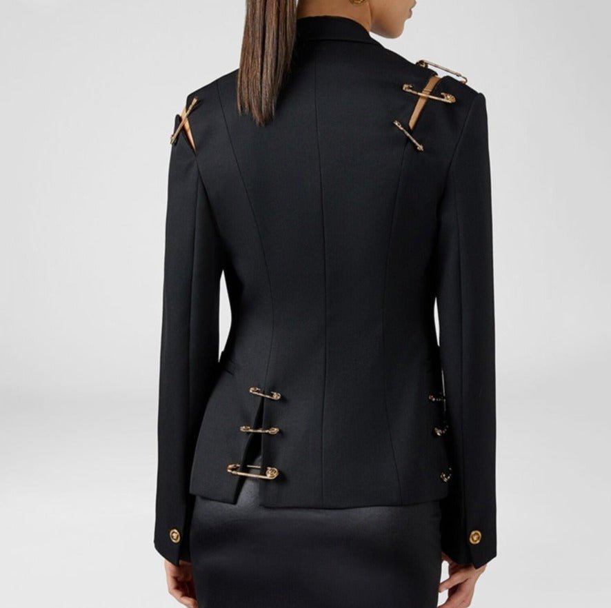 Schwarzer Damen-Anzugmantel mit V-Ausschnitt und goldenen Schnallen, elegantes Design.