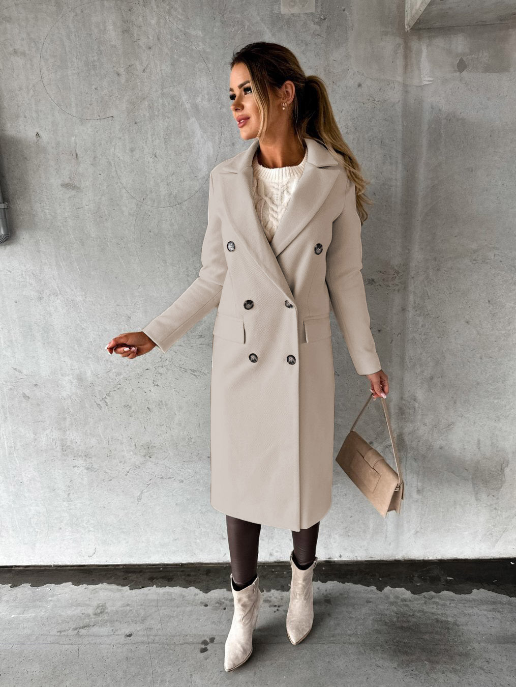 Frau in elegantem beigem Mantel, Strickpullover, Stiefeletten, Handtasche, modisch, stilvoll.