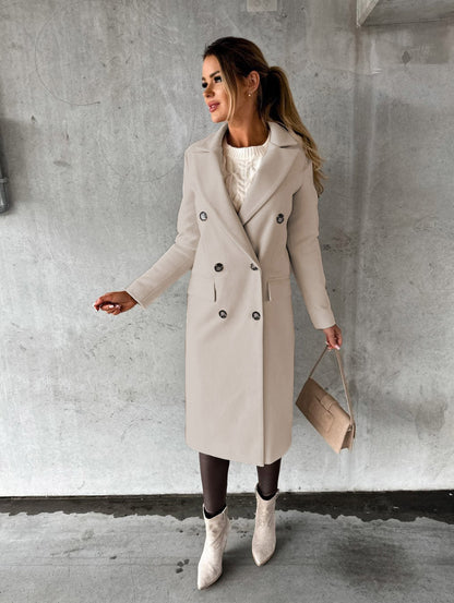 Frau in elegantem beigem Mantel, Strickpullover, Stiefeletten, Handtasche, modisch, stilvoll.