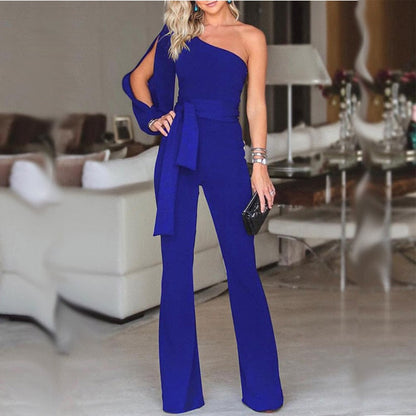 Frau in blauem, schulterfreiem Jumpsuit mit Gürtel, elegantes Abendoutfit, Modekleidung.