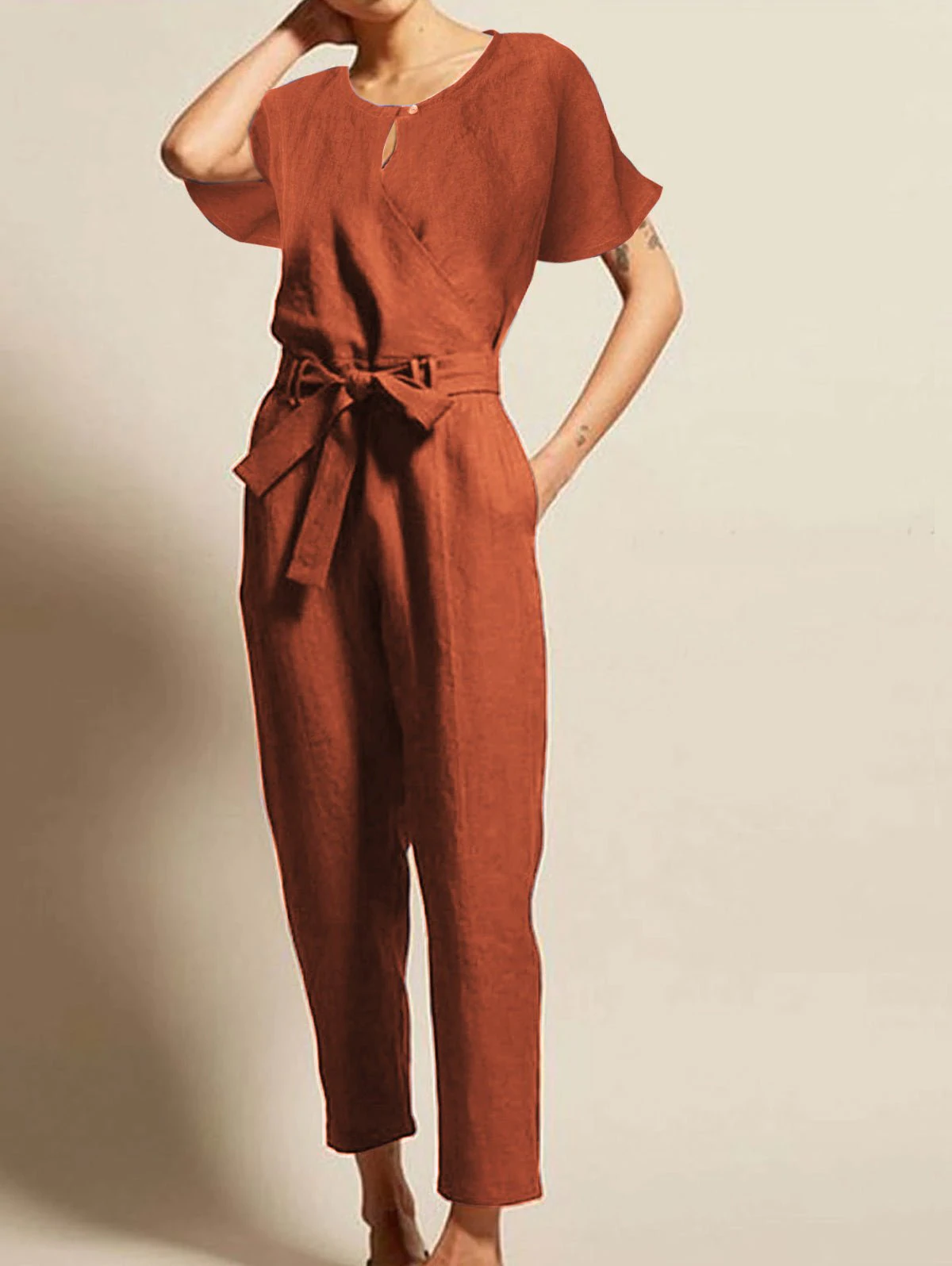 Frau in rotem Leinen-Jumpsuit mit Gürtel, modisch, elegant, Sommerkleidung, Damenmode.