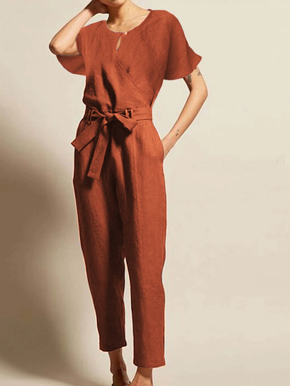 Frau in rotem Leinen-Jumpsuit mit Gürtel, modisch, elegant, Sommerkleidung, Damenmode.