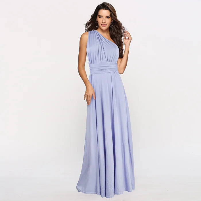Frau in einem eleganten, einarmigen, fliederfarbenen Abendkleid aus Chiffon, bodenlang.