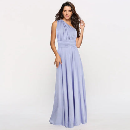 Frau in einem eleganten, einarmigen, fliederfarbenen Abendkleid aus Chiffon, bodenlang.