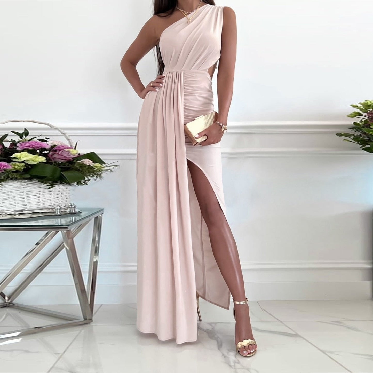 Elegantes, einarmiges Abendkleid in Rosa mit hohem Schlitz, ideal für formelle Anlässe.