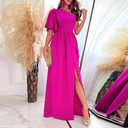 Frau in fuchsia Abendkleid mit Schlitz, goldene Clutch, elegante Mode, luxuriöses Design.