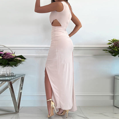 Frau in elegantem, langem, rosa Abendkleid mit Seitenschlitz und goldenen High Heels.