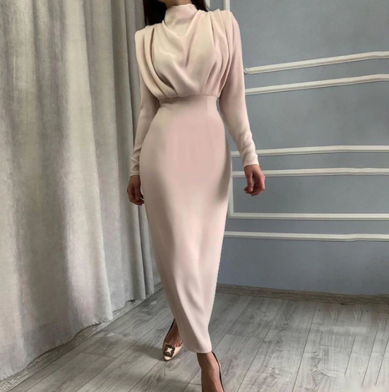 Elegantes langes Abendkleid, beige, mit Drapierung, figurbetont, Damenmode, festlich.