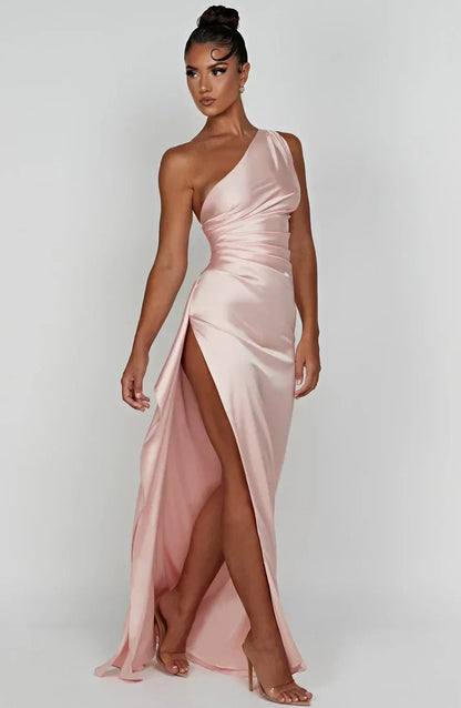 Frau in rosa, schulterfreiem Abendkleid mit hohem Schlitz, elegantes Design, Satinmaterial.