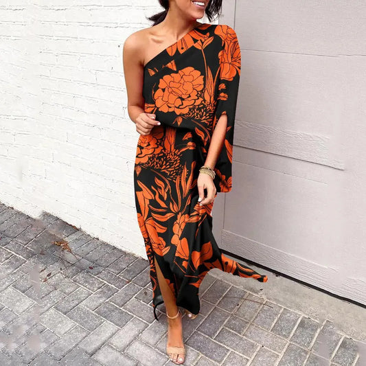 Frau in schwarzem, schulterfreiem Kleid mit orangefarbenem Blumenmuster, Sommermode.