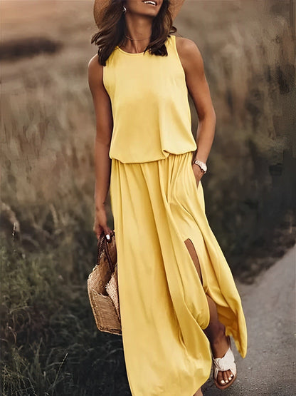 Frau im eleganten gelben Sommerkleid mit Strohhut und Korbtasche auf einem Feldweg.