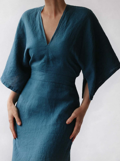 Frau in blauem Leinenkleid, V-Ausschnitt, kurze Ärmel, elegantes Sommerkleid, 2023 Mode.