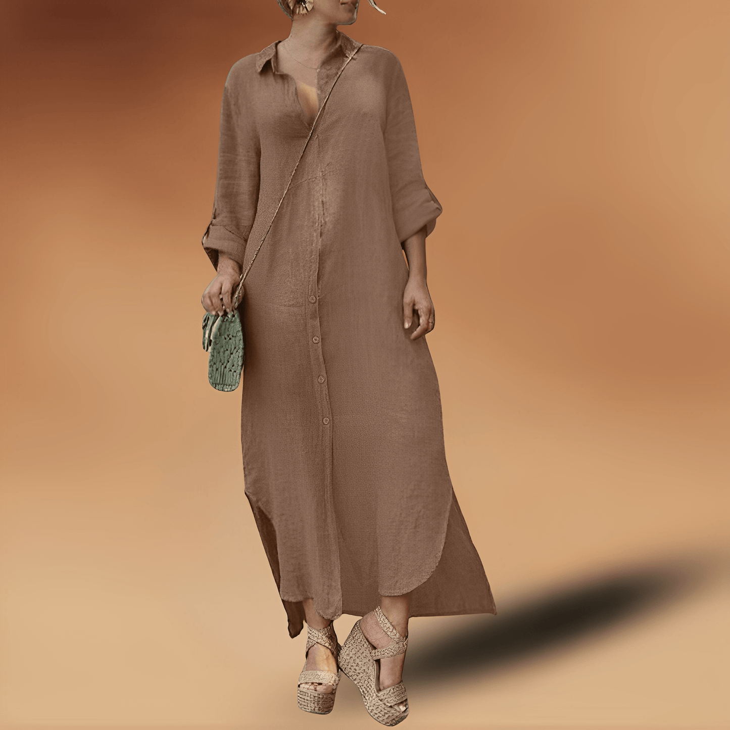 Frau in langem, braunem Leinenkleid mit Knopfleiste, trägt grüne Tasche und Plateau-Sandalen.