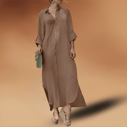 Frau in langem, braunem Leinenkleid mit Knopfleiste, trägt grüne Tasche und Plateau-Sandalen.