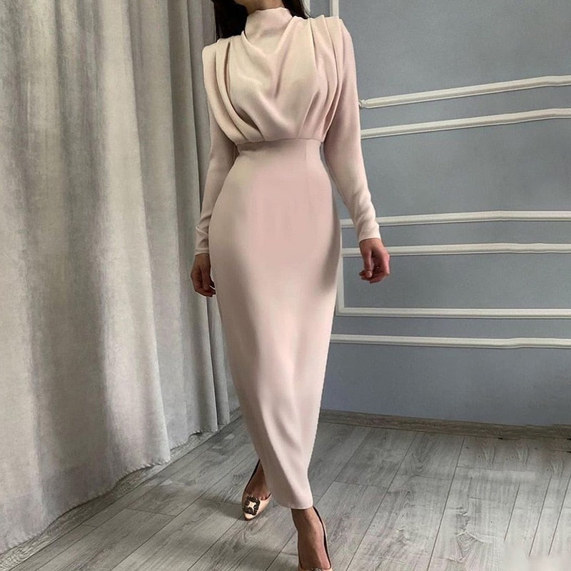 Elegantes langes Abendkleid in Beige, drapiert, figurbetont, für Damenmode und besondere Anlässe.